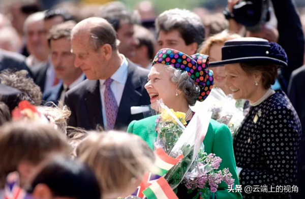 陪伴是最長情的&OpenCurlyDoubleQuote;告白&rdquo;，能24小時陪伴在女王身邊的人所剩無幾了