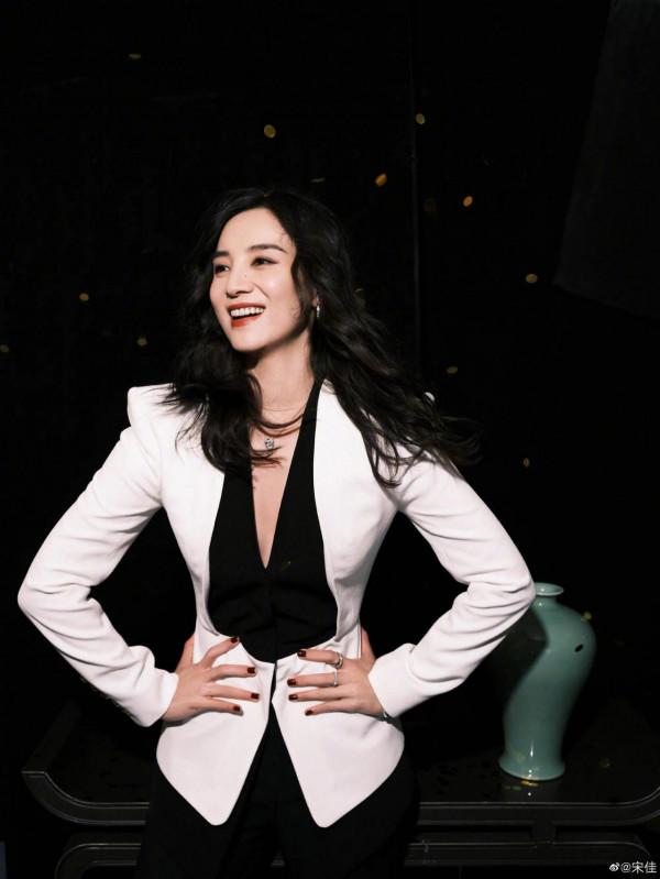小宋佳最愛套裝，氣質實在太美了
