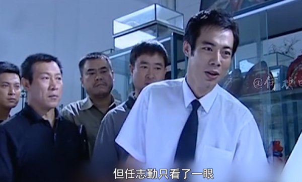 環衛工打掃灌木叢,竟發現無頭女屍,嚇得扔下掃帚就跑!犯罪片 環衛工打掃灌木叢,竟發現無頭女屍,嚇得扔下掃帚就跑!犯罪片