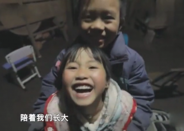 變形計暴躁農村女孩：被親媽拋棄，被城市哥哥當親妹妹，寵成公主