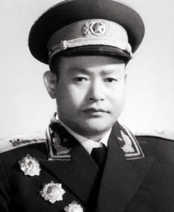 1967年過後，有兩大軍區降為省級軍區，司令員都換成了誰？