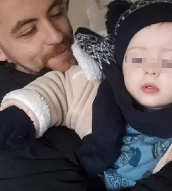 英國2歲男嬰誤吞紐扣電池，心臟被燒傷去世！小電池為何這麼毒？