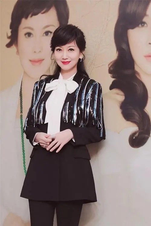 趙雅芝真會打扮自己，穿小白裙還扎“公主頭”，誰敢說是66歲奶奶