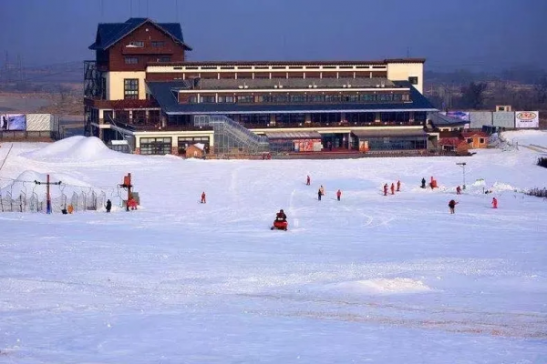 乘坐市郊鐵路打卡沿線滑雪勝地,享受冰雪運動的快樂 乘坐市郊鐵路打卡沿線滑雪勝地,享受冰雪運動的快樂
