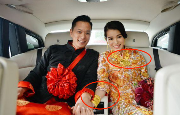 45歲林淑敏曬劇中結婚造型!脖子掛滿黃金首飾,手腕上戴10個手鐲 45歲林淑敏曬劇中結婚造型!脖子掛滿黃金首飾,手腕上戴10個手鐲