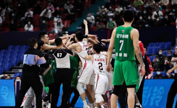 3人驅逐3個違體！神兵38&plus;12遼寧雙殺廣東，韓德君流血胡明軒遭罰