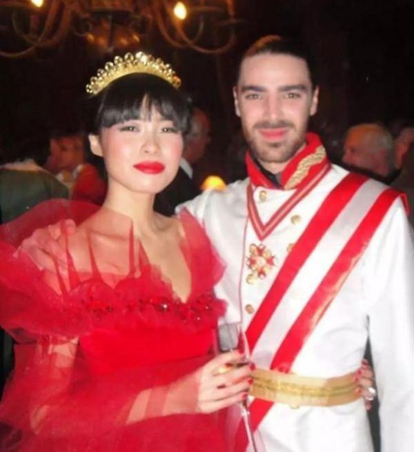 嫁入歐洲的首位中國王妃，相貌平平卻迷倒王子，如今一家定居中國