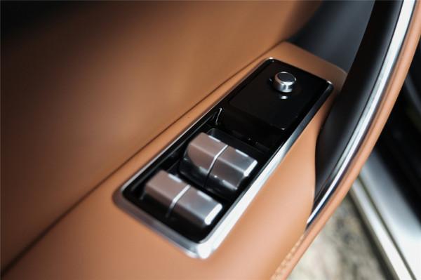 捷豹XFL:西裝下,隱藏的多面性格 捷豹XFL:西裝下,隱藏的多面性格