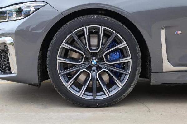 真正的旗艦D級車，軸距超3米2，動力強勁又豪華，實拍寶馬7系