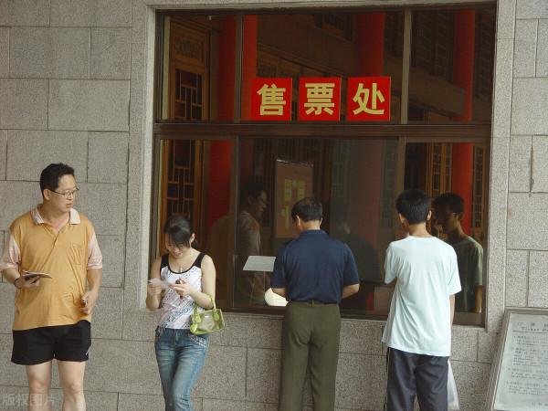 5男3女一起進山遊玩，下山離開時只有7人，保安：有點不對勁