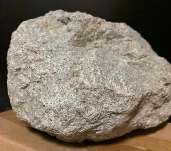 展示一塊月球玄武岩隕石