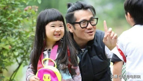 黃多多16歲戴金鍊塗眼影，爸爸萌娃早熟！曹格女兒11歲露肩畫眼線