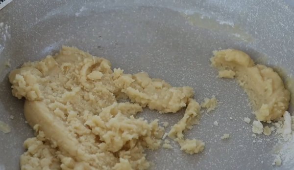 想吃冰淇淋在家也能做，牛奶加麵粉，原來這麼簡單，比買的還好吃