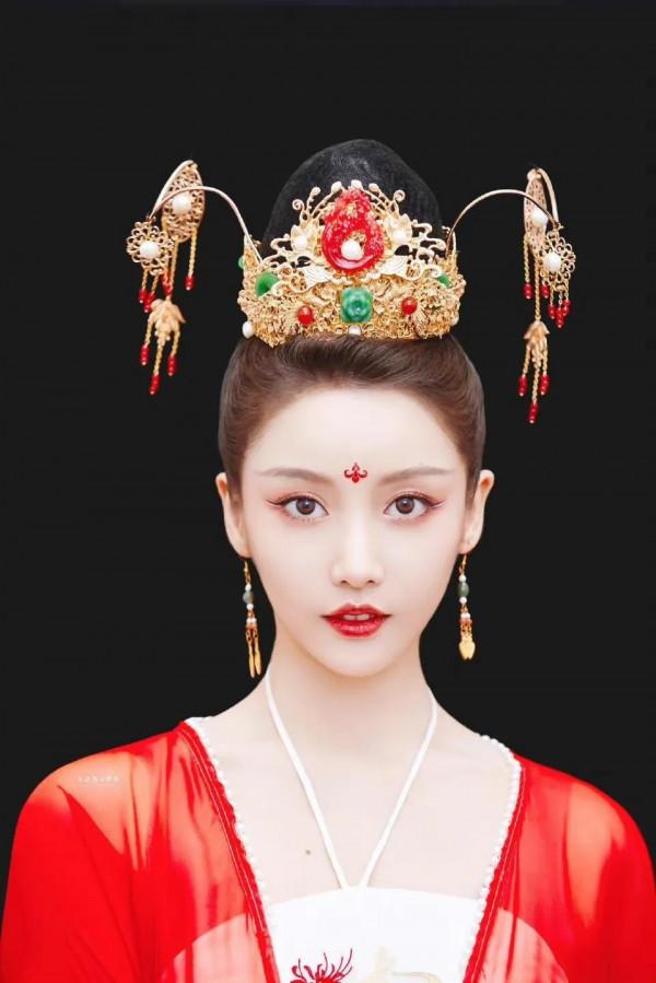 姜貞羽粉紅色長裙明豔動人，長髮披肩，舉手投足盡顯甜美氣息