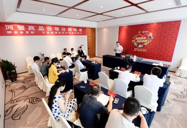 被電商圍獵的蟹江湖,夫妻捆蟹一天賺3萬,金融白領和水產批發商都入局了…… 被電商圍獵的蟹江湖,夫妻捆蟹一天賺3萬,金融白領和水產批發商都入局了……