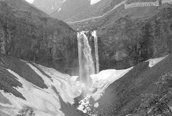 一九八三年八月十三日，鄧小平途經吉林省渾江市登上了長白山