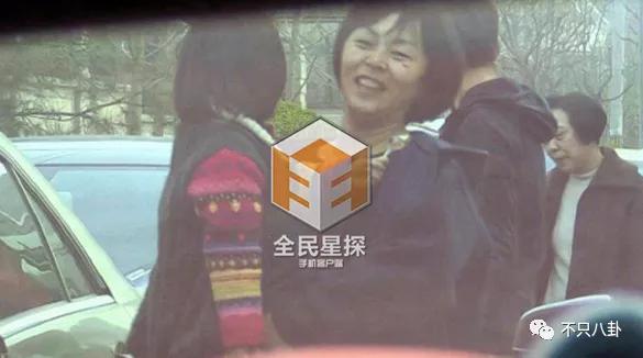 黃渤和女經紀人這個碰胳膊的動作，嚇壞大家了......