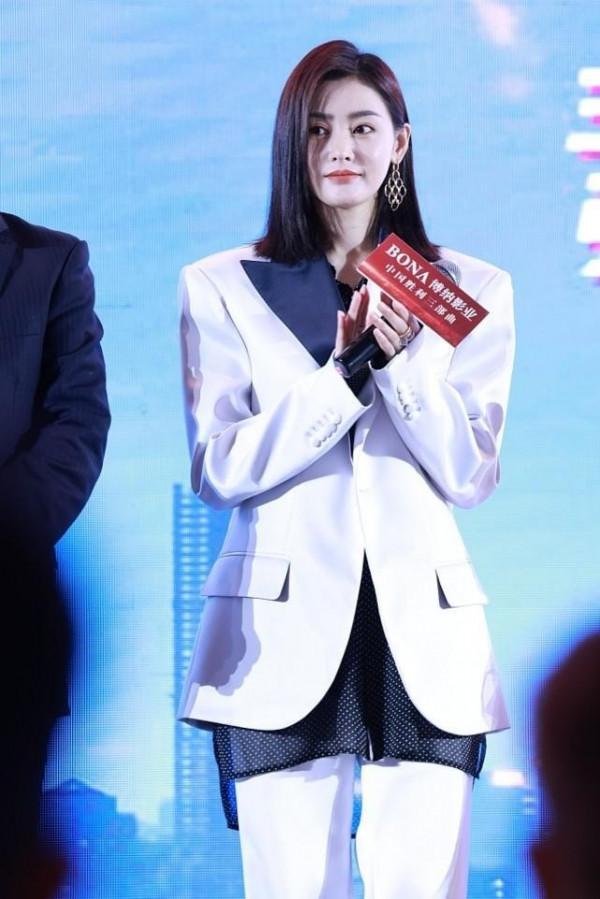 張天愛雖然瘦的骨感,但穿上墊肩裝,還挺有健碩感,比張涵予壯 張天愛雖然瘦的骨感,但穿上墊肩裝,還挺有健碩感,比張涵予壯