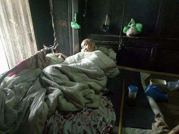 8年前，湖南71歲郎中生一男孩，如今由外婆照顧，夫妻倆在外旅遊