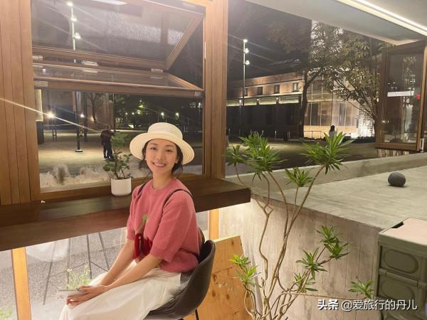 菅紉姿身穿橘粉色寬鬆T恤，頭戴漁夫帽，少女感十足