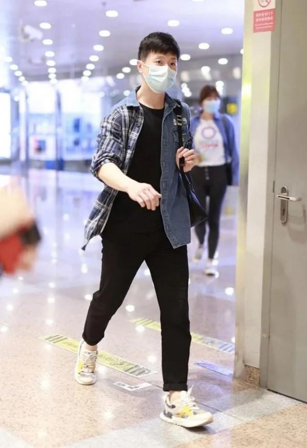 原來馬龍這麼會穿,拼接襯衫造型像潮流博主,拍時尚大片也很有範 原來馬龍這麼會穿,拼接襯衫造型像潮流博主,拍時尚大片也很有範