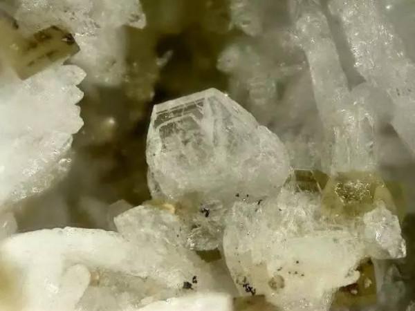 100種漂亮礦石，讓你大開眼界！還有鑑別方法哦