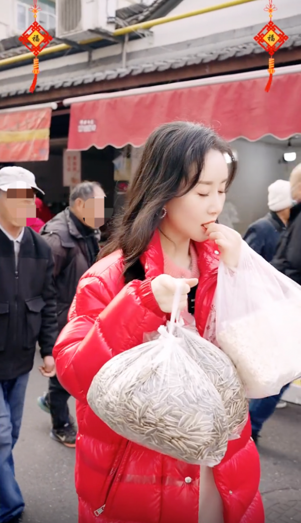 34歲舒暢市場買年貨！當街砍價被拒絕，拎著兩大袋瓜子邊走邊嗑
