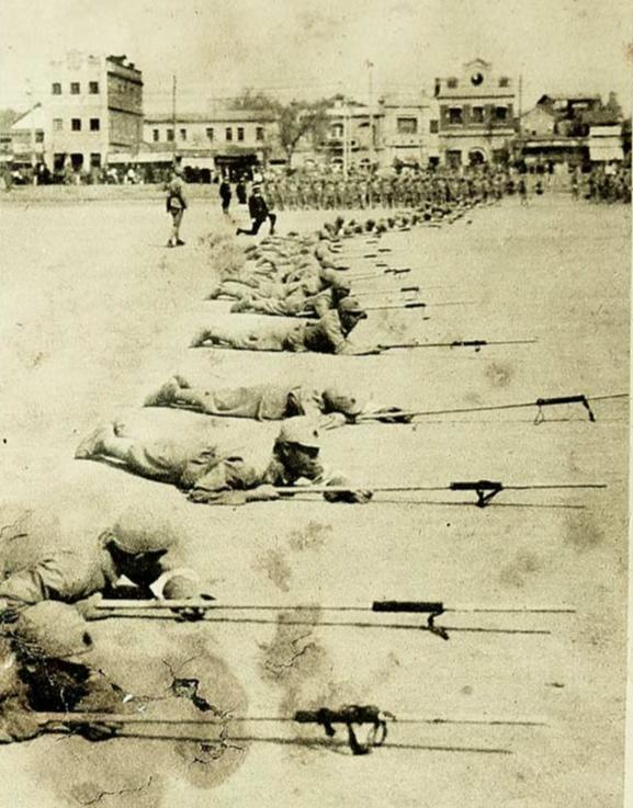 80年前抗戰老照片：日寇組織偽軍閱兵竟然用木棍當槍