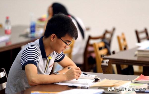 高考460分考上二本院校，入學半年要退學復讀，父母無奈只好答應