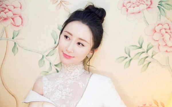 從演員轉行做主播，33歲舒暢帶貨排名位居榜首，她是怎麼做到的？