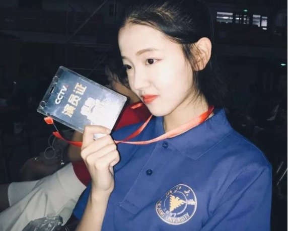 22歲成為全網走紅的秘書,孟羽童家庭背景曝光,幸運源自實力 22歲成為全網走紅的秘書,孟羽童家庭背景曝光,幸運源自實力