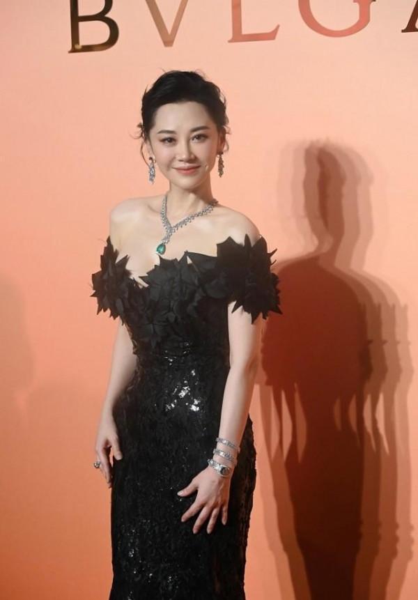 許晴狀態越來越好，阿姨的年紀偏把自己打扮成姐姐，穿黑裙挺媚的