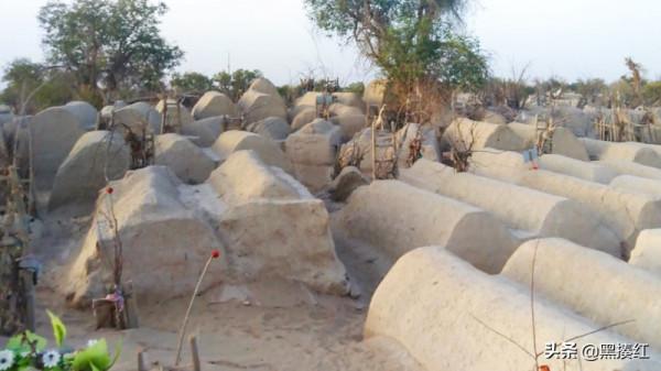 新疆自駕遊｜嶽普湖：沙漠邊的小城，墓群是孩子們的“遊樂場”