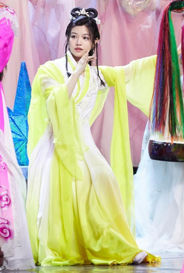 陳妍希再現&OpenCurlyDoubleQuote;小龍女&rdquo;造型，穿熒光黃色國風裙，又嫩又甜