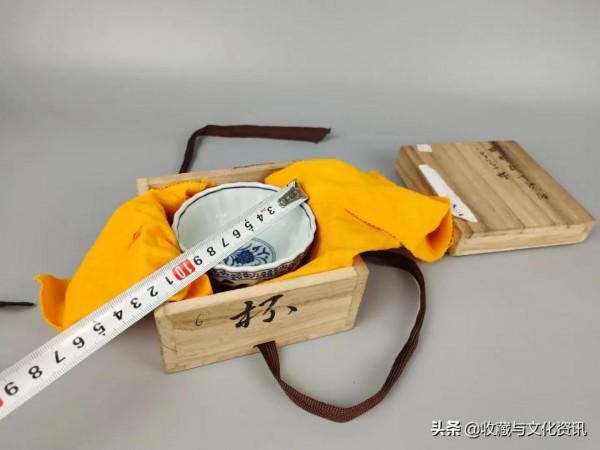 明青花花卉纏枝蓮忍冬紋花口杯鑑賞