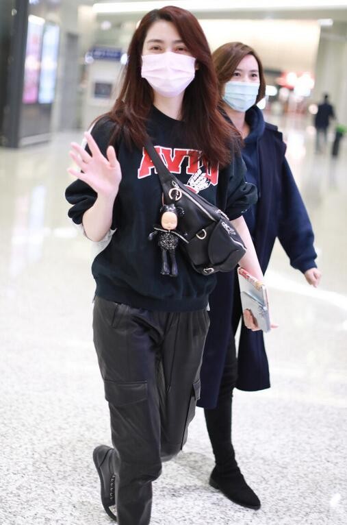 洪欣扮嫩真有一套,穿衛衣配皮褲又美又酷,50歲純素顏嫩得像少女 洪欣扮嫩真有一套,穿衛衣配皮褲又美又酷,50歲純素顏嫩得像少女