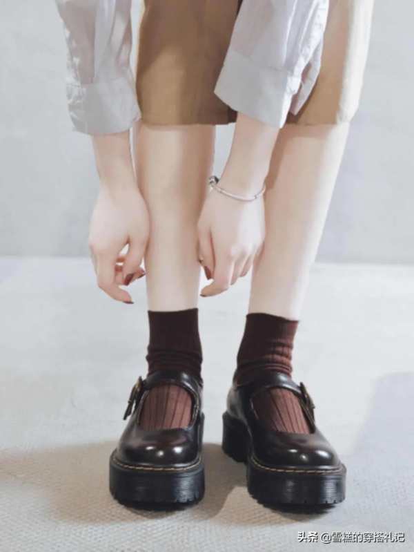 女人45歲以後,不管穿褲子還是裙子,少穿這2種鞋子,低階沒氣質 女人45歲以後,不管穿褲子還是裙子,少穿這2種鞋子,低階沒氣質