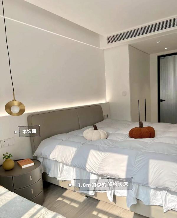 她家全屋大白牆，簡約又大方，電視牆做櫃子，飄窗改吧檯，真明智