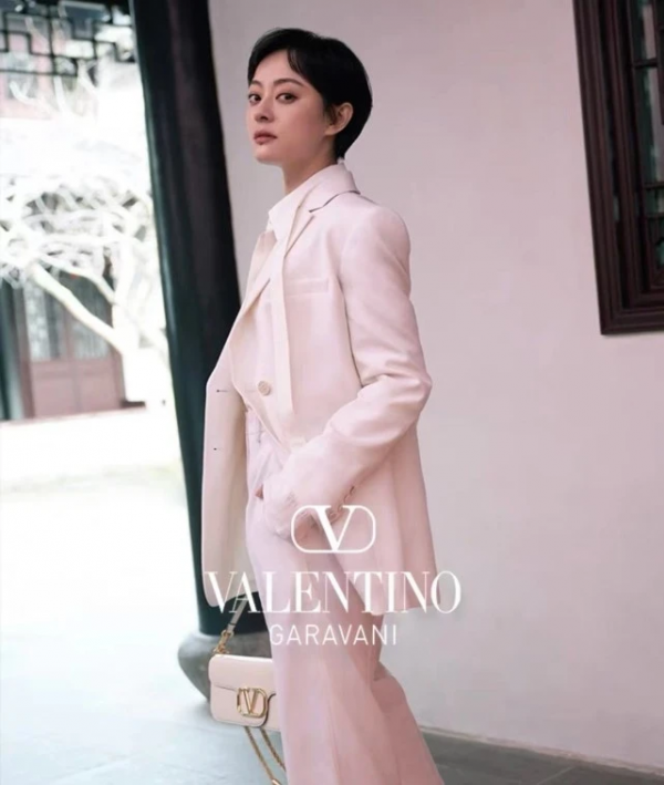 39歲孫儷官宣頂奢代言排面比唐嫣牛！穿中國紅露肩裙，霸氣藏不住