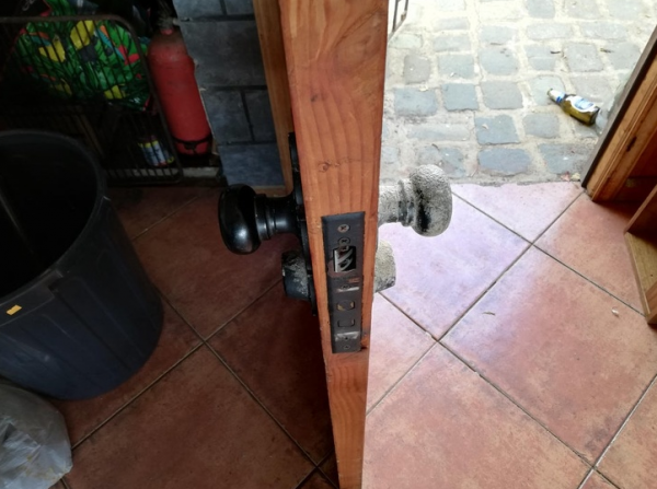 33張時間力量的照片，大自然吞噬廢棄的汽車，遊客在荒漠踩出階梯