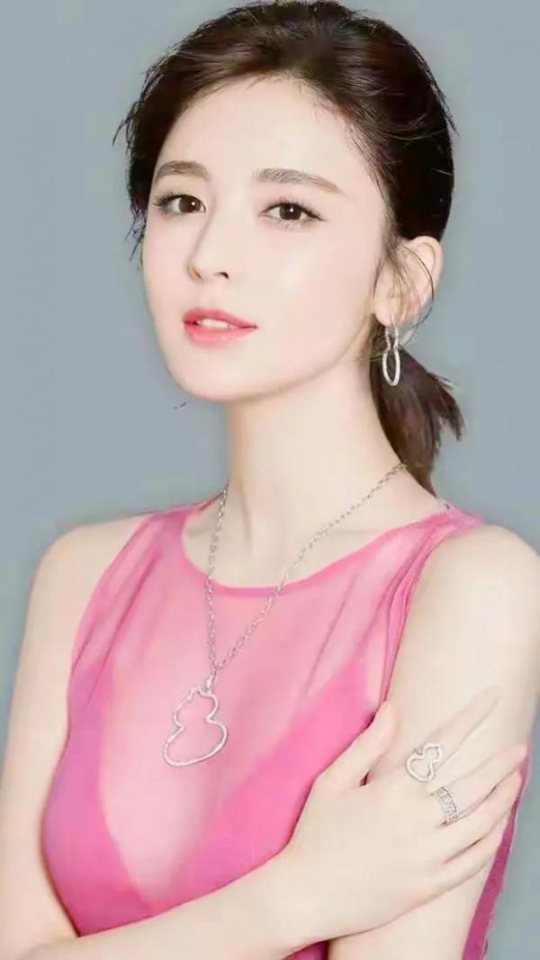 古力娜扎美麗驚豔，三妮皓齒迷人