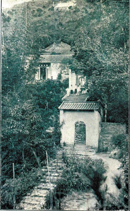 廣州白雲山的老照片，除了墳墓，看著還是挺有野外荒野的感覺