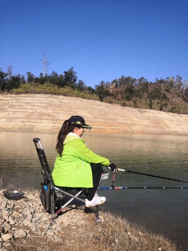 梅姐成功霸佔老公釣位,迎來新年開門紅 梅姐成功霸佔老公釣位,迎來新年開門紅