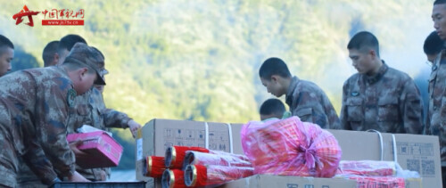 暖暖的！直升機為邊防戰士送來年貨