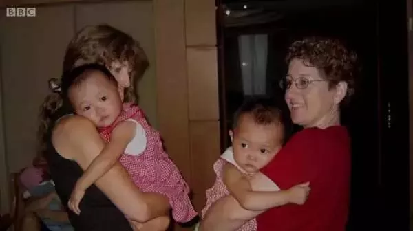 亞馬遜CEO領養中國棄嬰，每週給5萬美金零花，規定必須花完