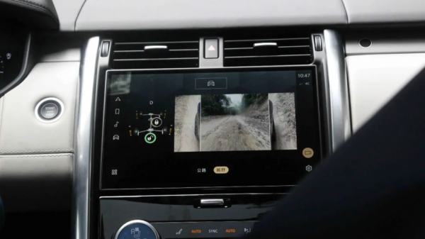 學人穿晚禮服去越野？