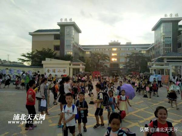 放學了,浦北金浦新區校外大軍集合,開啟接娃模式真熱鬧 放學了,浦北金浦新區校外大軍集合,開啟接娃模式真熱鬧