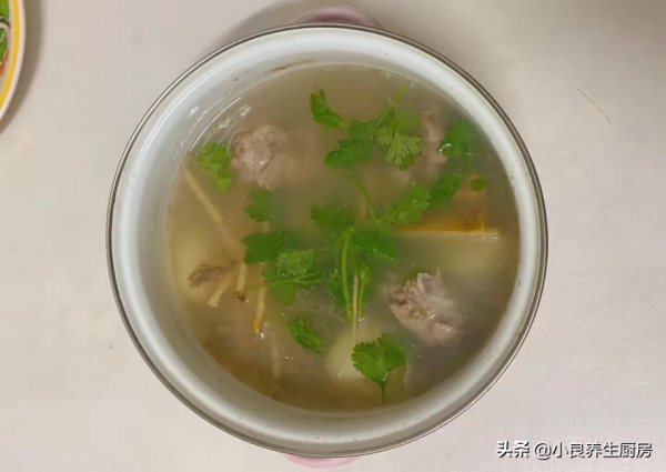 冬天，廣東人經常喝這湯，清熱去燥又實惠，外地人不敢嘗試