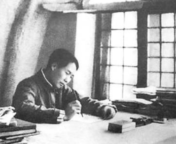 杜聿明被活捉後很高傲,見到毛主席的高階參謀,他羞愧地低下了頭 杜聿明被活捉後很高傲,見到毛主席的高階參謀,他羞愧地低下了頭