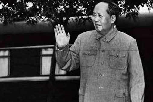 1947年，偉人被國軍圍堵，在路邊寫下7個大字化險為夷戲耍5萬敵軍